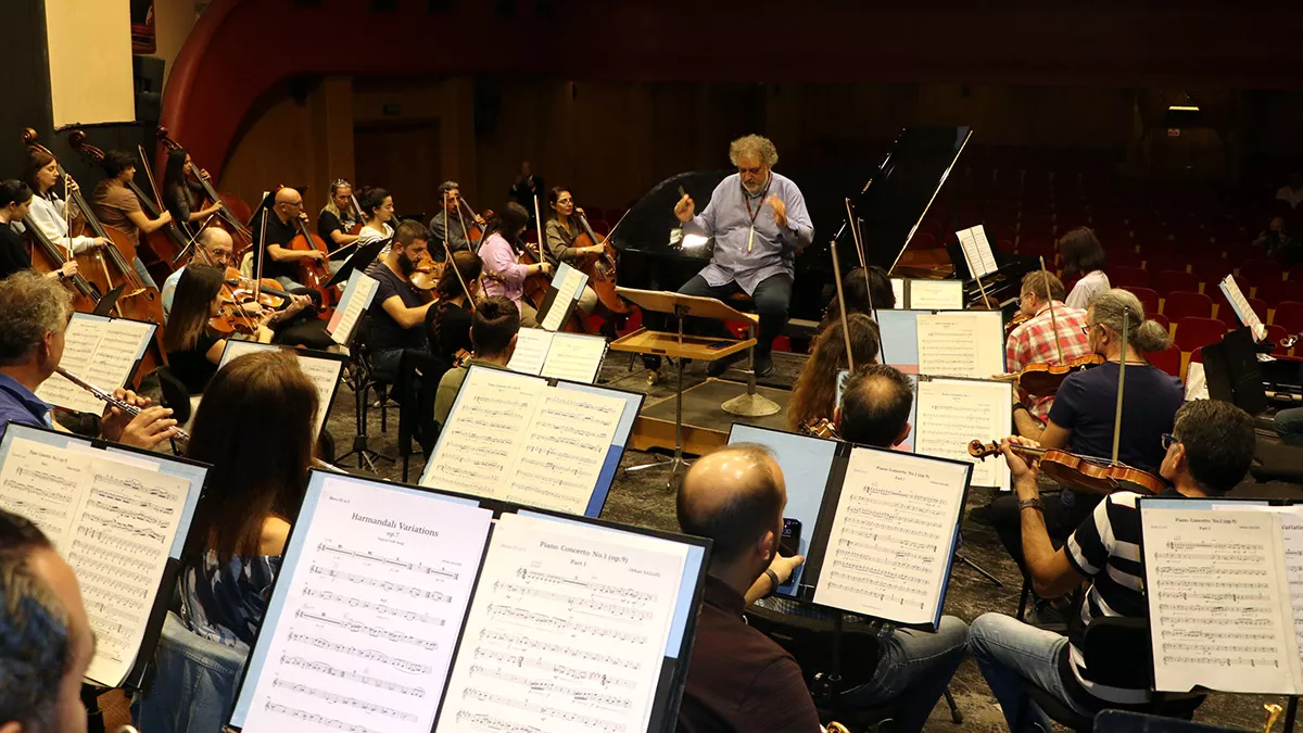Çukurova devlet senfoni orkestrası (çdso) şefi orhan şallıel, koronavirüs salgını temalı piyano konçertosu besteledi.