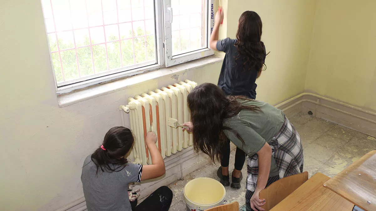 Şırnak’ın silopi ilçesinde yeniköy’e bağlı çukurca mezrasında köylüler, öğretmen ve öğrenciler ile birlikte imece usulü okulu boyadı.