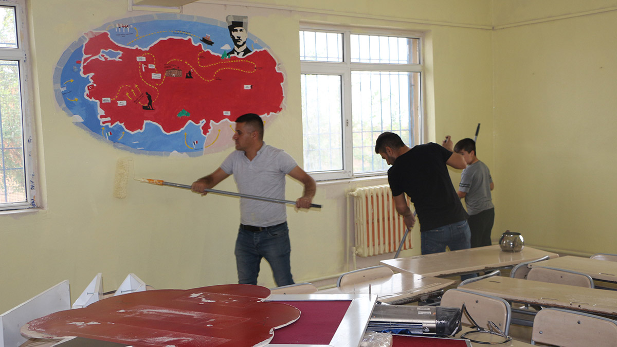 İmece usulü okulu boyadılar