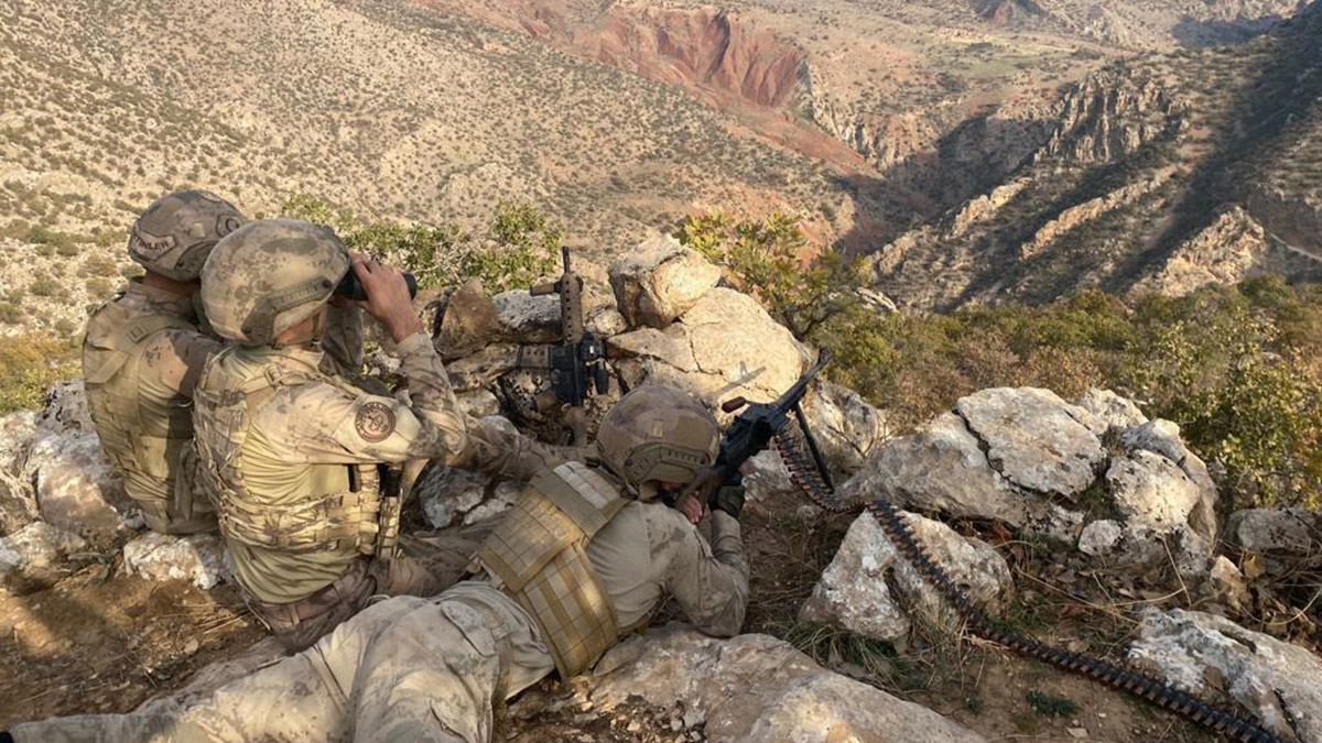 İçişleri Bakanlığı'nca, Şırnak ve Siirt'te 755 personelin katılımıyla 'Eren Abluka Sonbahar-Kış-15 Şehit Jandarma Uzman Çavuş Fatih Berkay Akgün Operasyonu' başlatıldı.