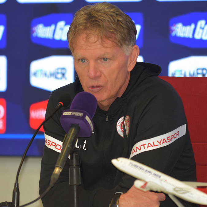 Süper Lig ekiplerinden Sivasspor'un Teknik Direktörü Rıza Çalımbay, "Beni de şok eden bir sonuç oldu. Arkadaşlarımız, isteğimiz şekilde oynamadılar. Malesef bu gün istediğimizi sahaya yansıtamadık. Onun içinde bu mağlubiyeti hak ettik" dedi. Antalyaspor Teknik Sorumlusu Alfons Groenendijk ise "Kendi futbolumuzu yansıtmaya çalıştık ve rakibe de önlem aldık. Çok iyi bir galibiyet aldık" dedi.