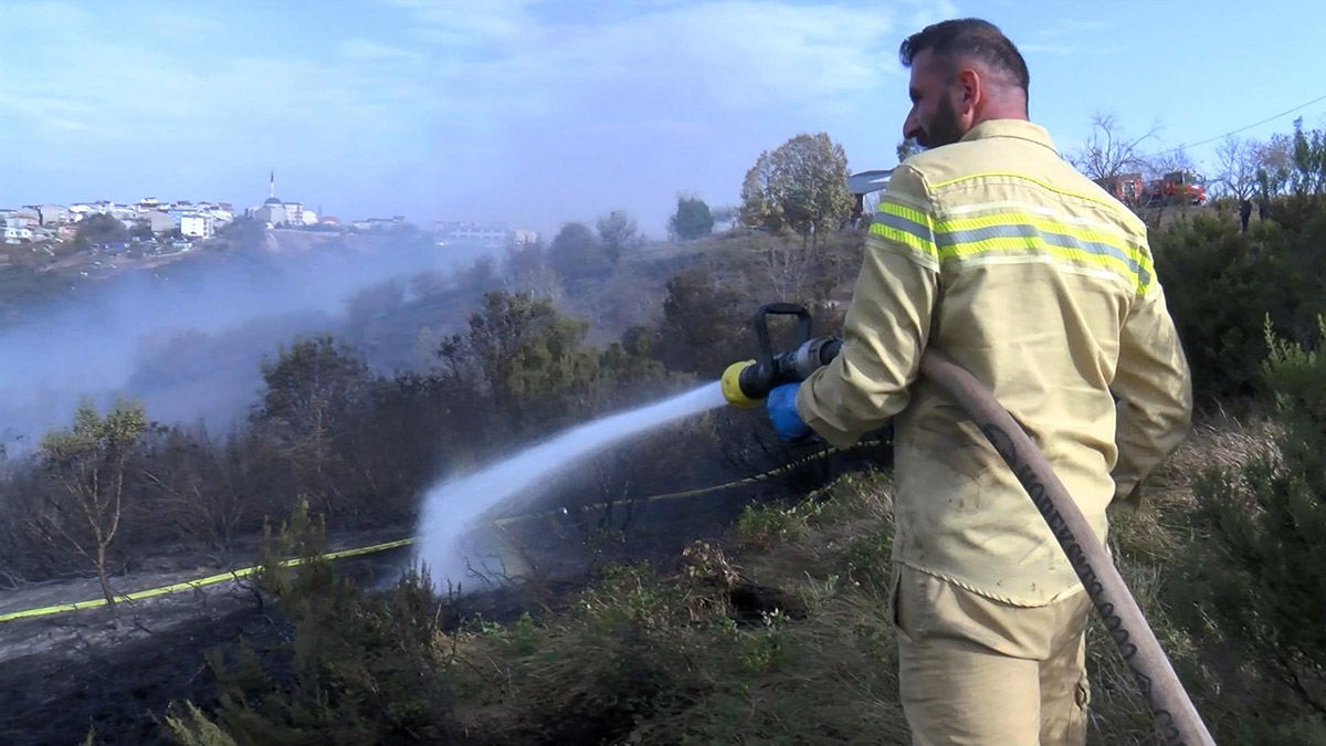 Sultangazi'de otlukta çıkan yangın söndürüldü