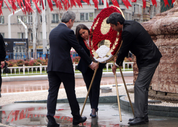 Öğretmenler Günü nedeniyle Taksim'de tören