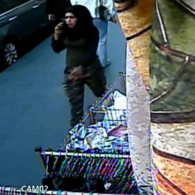 Taksim'e bombayı bırakan kadının Esenler'de telefonla konuşarak ilerleyişi kamerada