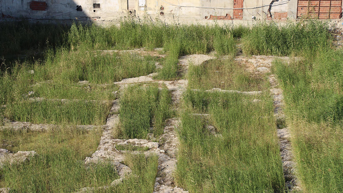 İzmir'in Konak ilçesinde kısmi yapılaşmaya açılacağı belirtilen 120 yıllık Kaptan Mustafa Paşa İş Merkezi alanına, projenin detaylarına ilişkin pano yerleştirildi.