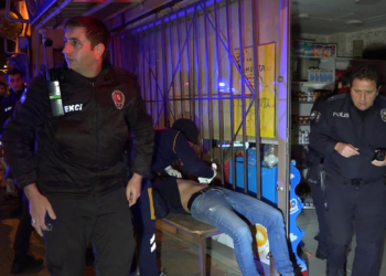 Önce darbetti sonra bıçaklayarak yaraladı