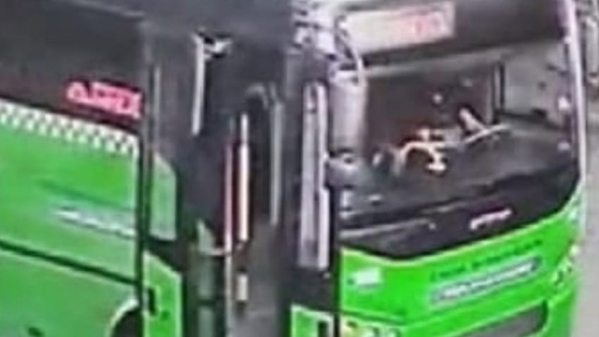 Tartıştığı yolcuyu bıçaklayıp otobüsü gasp etti