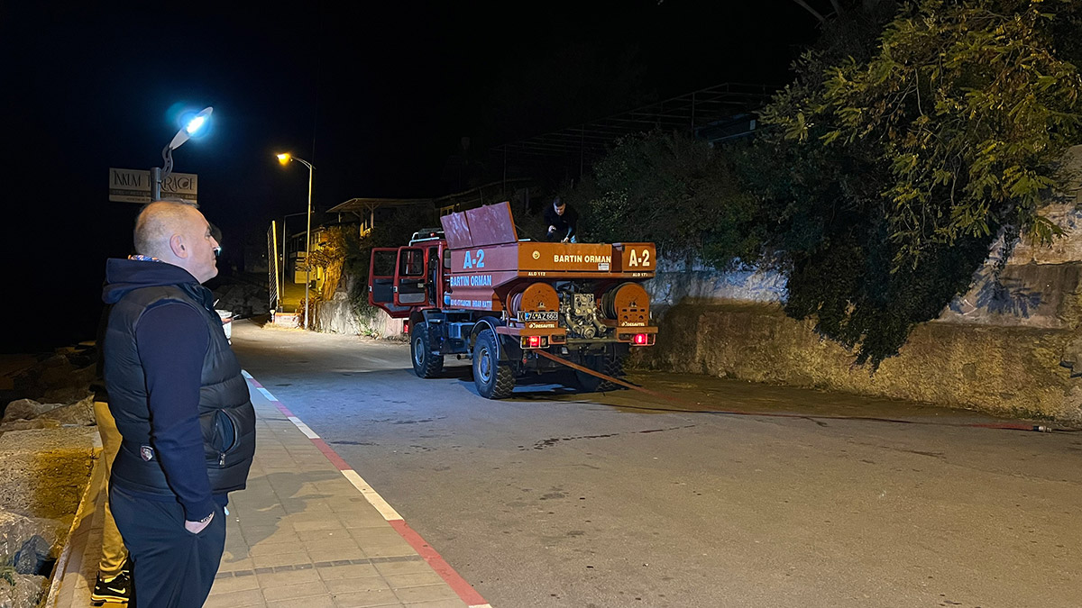 İnkum tatil beldesinde ormanda yangın