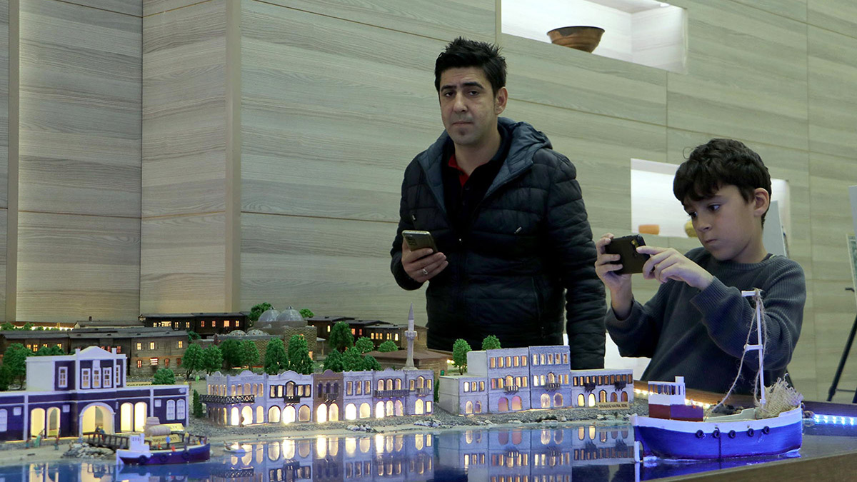 Süleymanpaşa Belediyesi bünyesindeki robotik kodlama atölyesince Tekirdağ'ın 110 yıl önceki hali, 3D teknolojisi ile minyatür haline getirilip, sergilenmeye başladı.