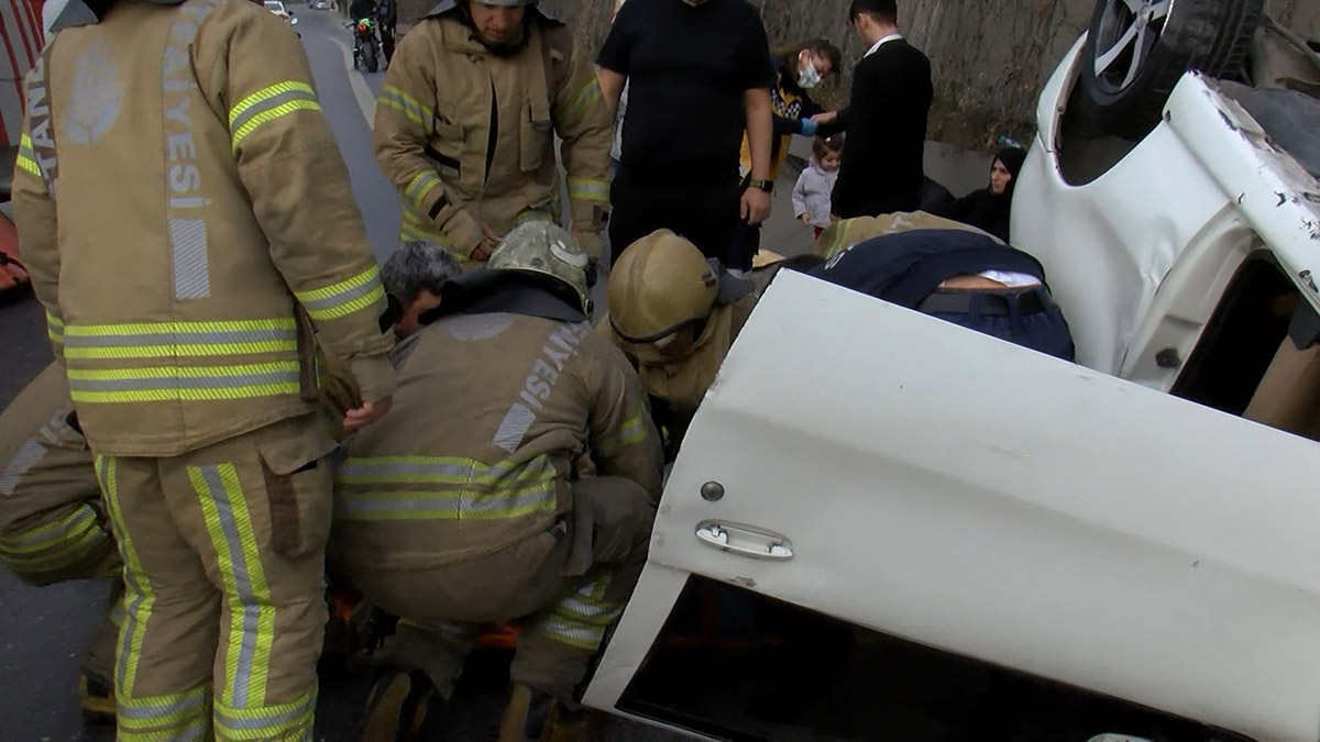 Bağcılar TEM Otoyolu'nda kaza; 6 yaralı