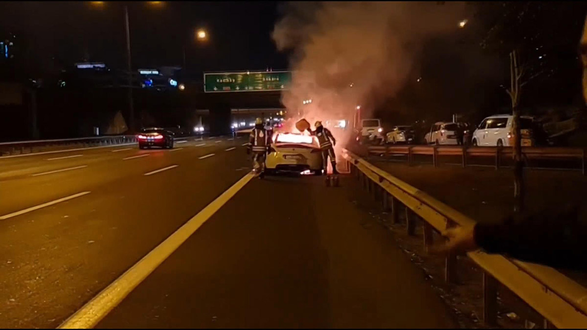 Otomobil motor kısmından alev alarak yandı