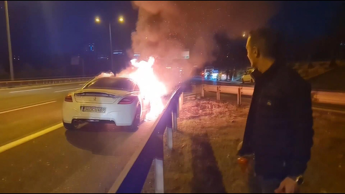 Otomobil motor kısmından alev alarak yandı