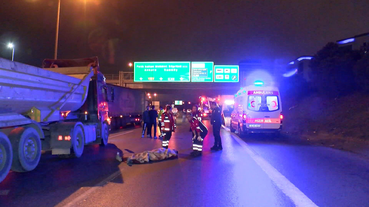 Eyüpsultan, TEM Otoyolu'nda iddiaya göre seyir halindeki iki motosiklet sürücüsü şakalaşırken sürücülerden birisi dengesini kaybederek kazaya yol açtı.