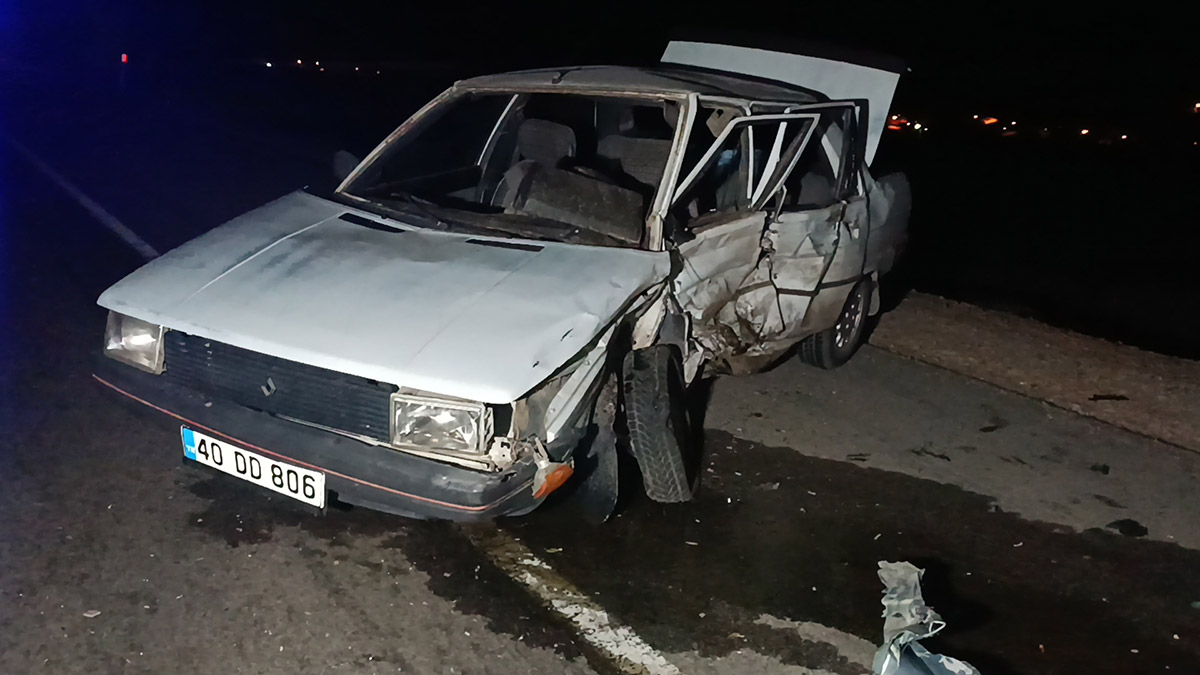 Alkollü sürücü ters şeride girdi; 3 yaralı