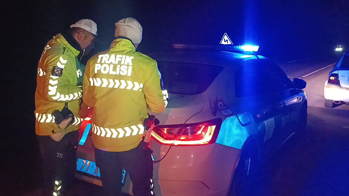 Alkollü sürücü ters şeride girdi; 3 yaralı