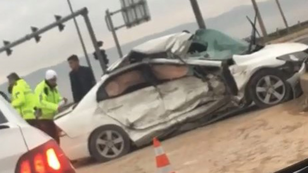 TIR'ın çarptığı otomobilin sürücüsü yaralandı