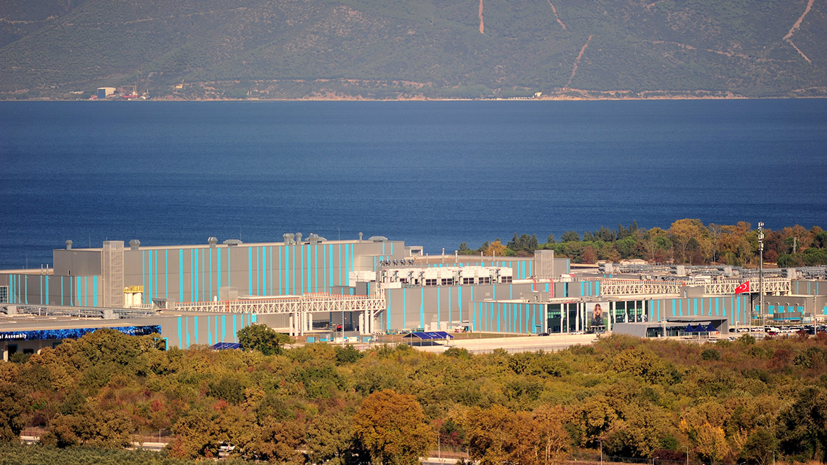 Dr. Osman Simav, Türkiye’nin otomobili TOGG ile ilgili çarpıcı açıklamalarda bulundu. TOGG ile benzinin yaklaşık 5’te 1’i hatta 7’de 1’i fiyatına yolculuk yapılabileceğini belirten Dr. Osman Simav, TOGG’un dünyada Tesla’dan sonra tam elektrikli otomobil yapan ikinci firma olduğunu söyledi.