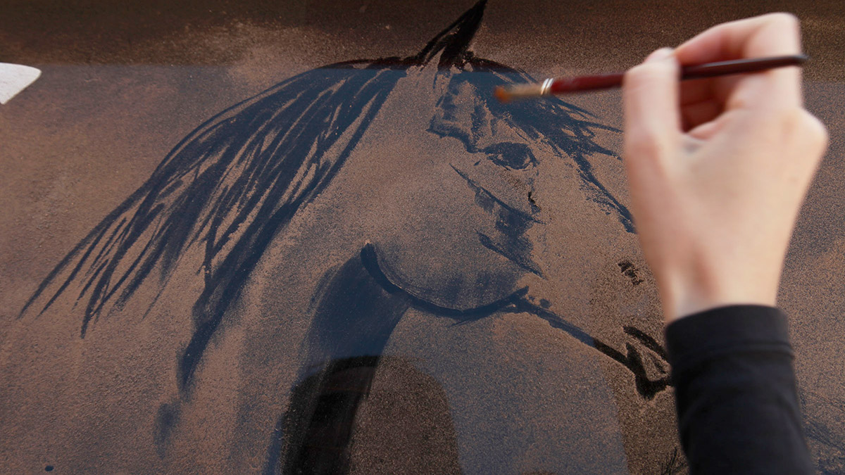 Tozlu araç camlarını tuval gibi kullanıyor