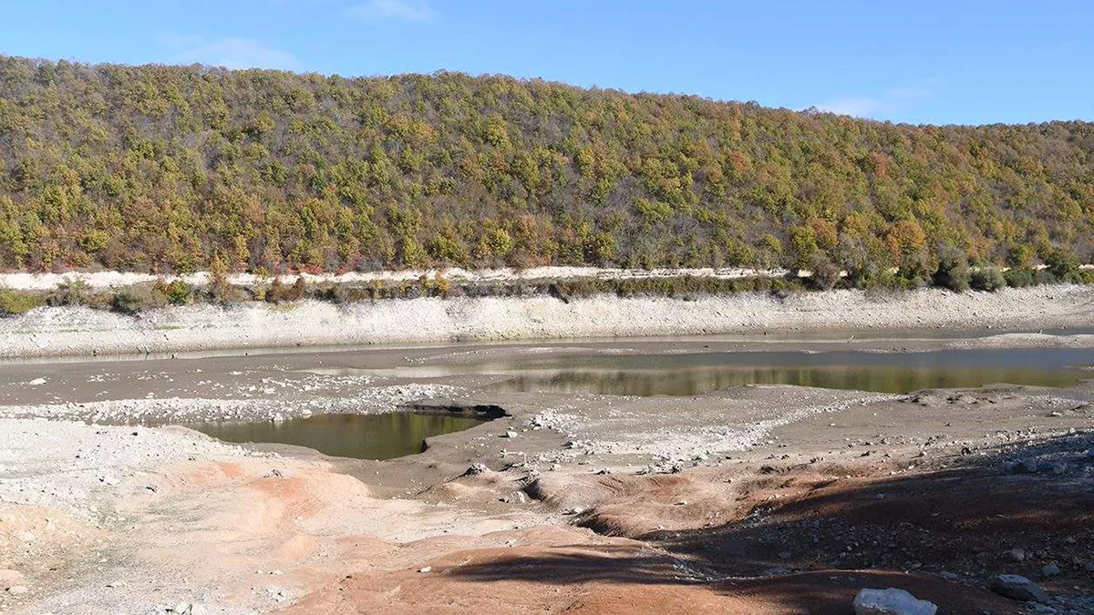İstanbul'un su ihtiyacını karşılayan barajlar, kazandere ve pabuçdere ile istrancalar barajlarındaki doluluk oranları yüzde 25'in altına düştü.