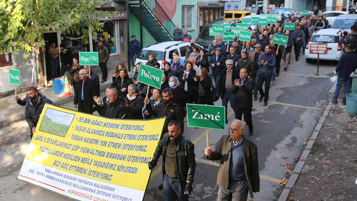 Tunceli merkez ve ilçe belediyeleri tarafından Sütlüce köyü yakınlarında yapımı planlanan katı atık tesisi ile ilgili Tunceli Belediyesi’nin projeden çekilmesine ilişkin meclis oylaması yapıldı.