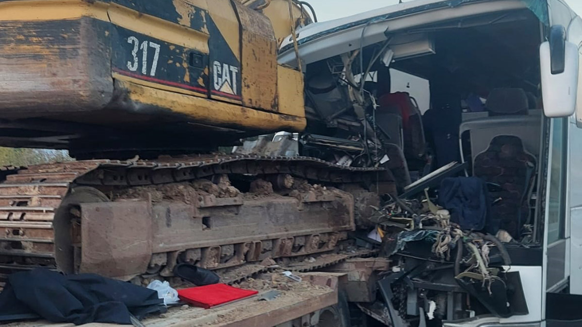 İş makinesine çarpan tur otobüsünde 3 kişi öldü