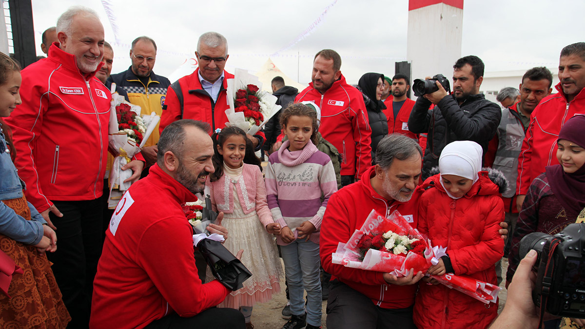 Türk Kızılay Genel Bakanı Dr. Kerem Kınık, Suriye’nin İdlib kentinde okul ve sağlık ocağı temel atma törenine katıldı. Kınık, “Cilvegözü Gümrük Kapısı kapatılırsa, İdlib'in soluk borusu kesilir. Bu insanların tek hayata tutunacakları kapı, Türkiye’den gelen insani yardım kapısıdır” dedi.