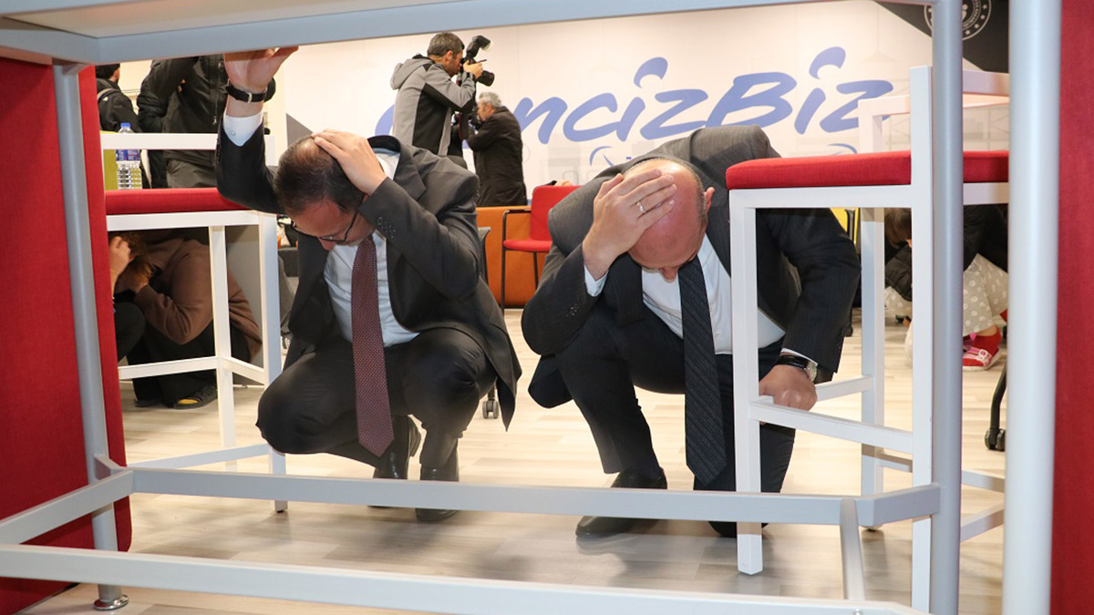 'Deprem Anı Çök-Kapan-Tutun ve Tahliye Tatbikatı' düzenlendi