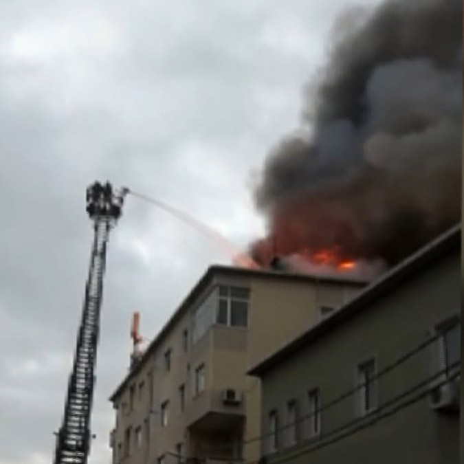 Tuzla'da 4 katlı binanın çatısı yandı
