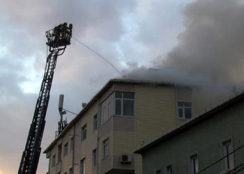 Tuzla’da 4 katlı binanın çatısı alev alev yandı