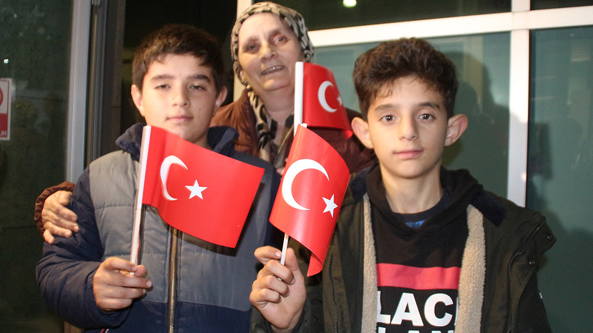 Ukrayna'nın Herson şehrinde yaşayan 88 Ahıska Türkü, mevcut savaş koşullarından dolayı Rusya Federasyonu üzerinden getirilerek Türkiye’ye Sarp Sınır kapısından giriş yaptı.