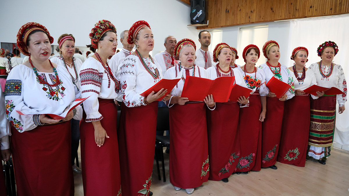 Antalya'da yaşayan Ukraynalıların kurduğu Bereginya Korosu, 10 Kasım Atatürk'ü Anma Günü dolayısıyla bir araya geldi. Çoğu Ukraynalılardan oluşan; aralarında Rus, Kırgız ve Türklerin de bulunduğu koro Atatürk için İzmir Marşı ve Akdeniz Marşı'nı seslendirdi.