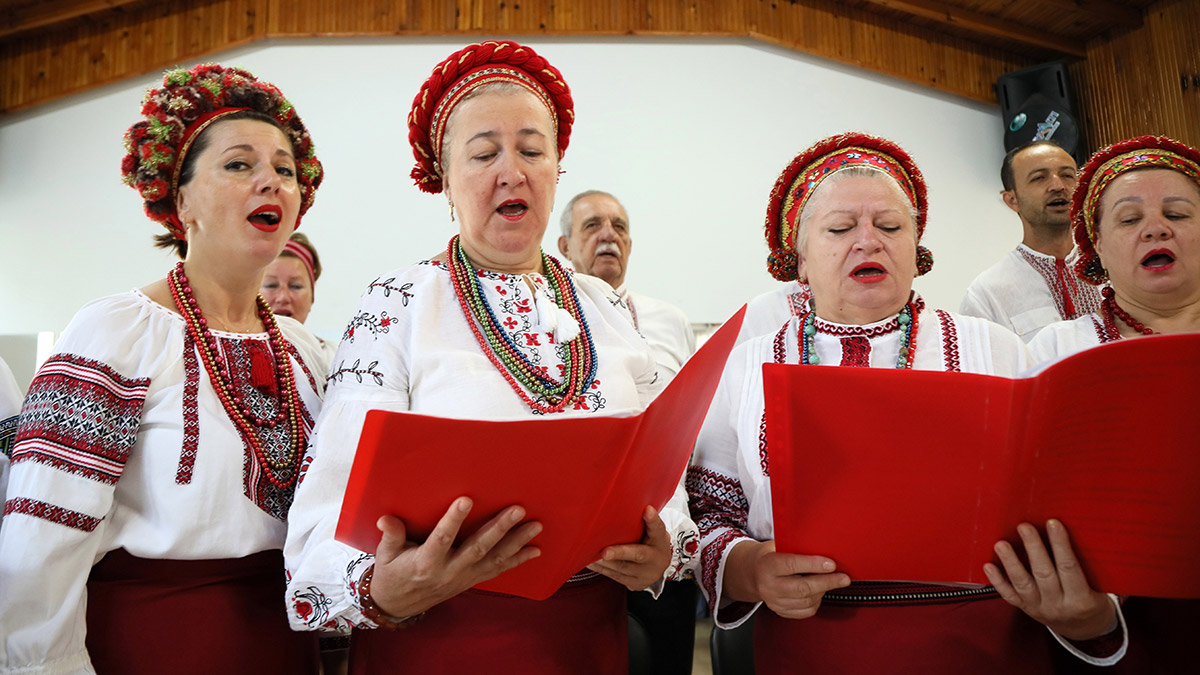 Bereginya korosu Atatürk için İzmir Marşı okudu