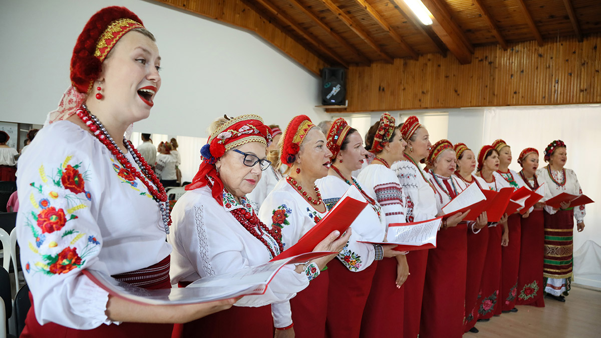 Bereginya korosu Atatürk için İzmir Marşı okudu