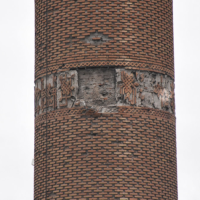 Ulu Camii'nin eğriliği ile bilinen minaresi dökülüyor