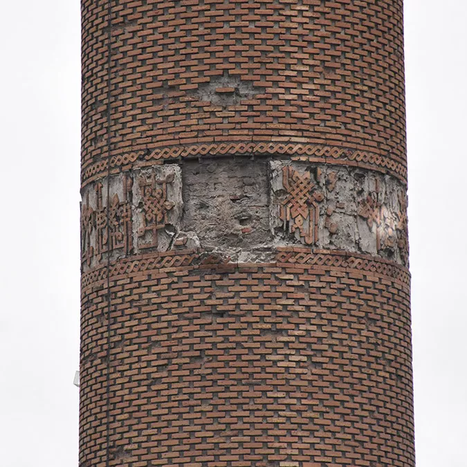 Ulu camii'nin eğriliği ile bilinen minaresi dökülüyor