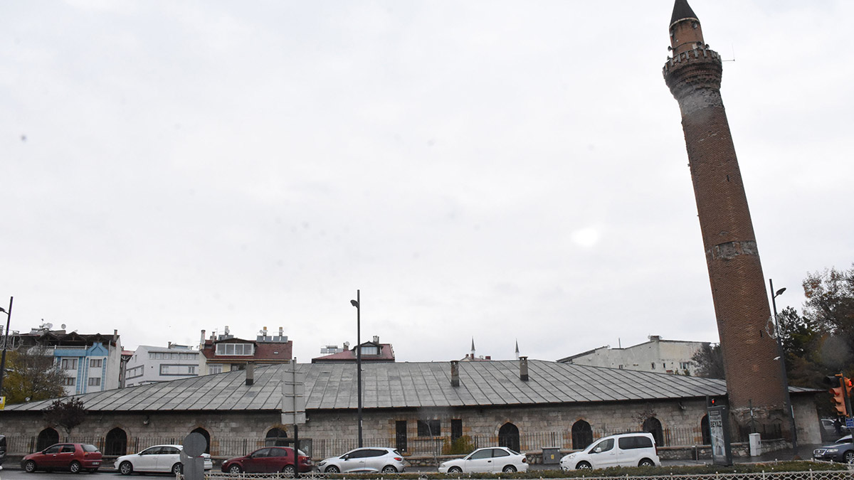 Sivas'ta, Selçuklular döneminde 1197 yılında yaptırılan Ulu Camii'nin eğriliği ile bilinen minaresinin yüzey bezemelerinde dökülmeler meydana geldi.