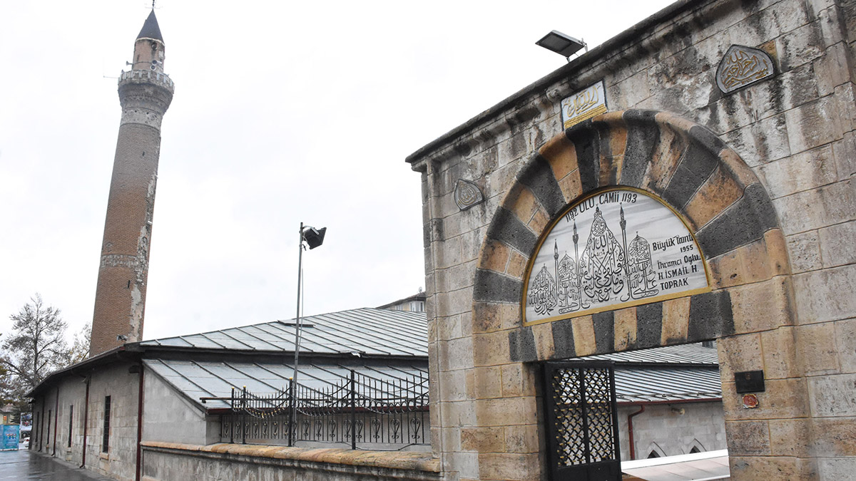 Ulu Camii'nin eğriliği ile bilinen minaresi dökülüyor