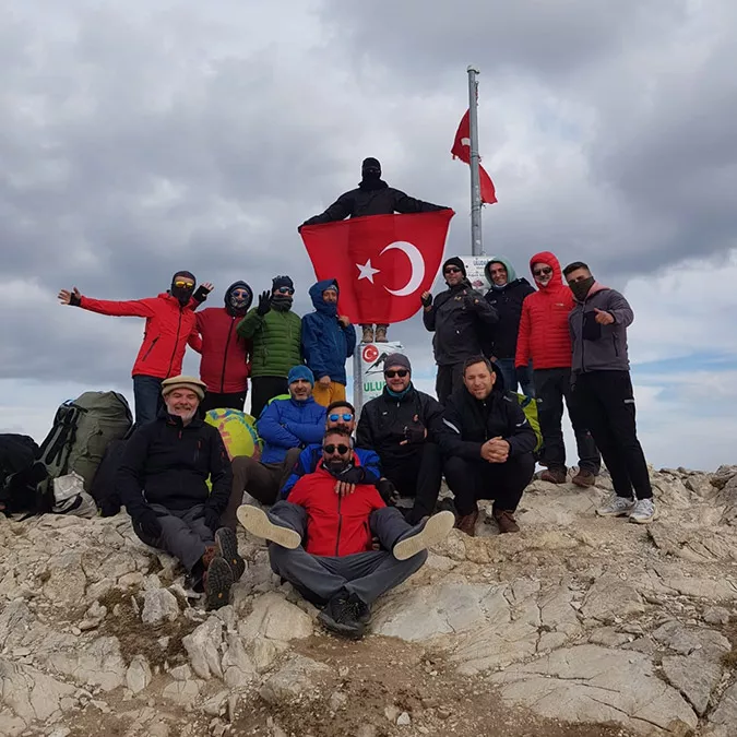 Uludağ'da mahsur kalan 2 paraşütçü kurtarıldı