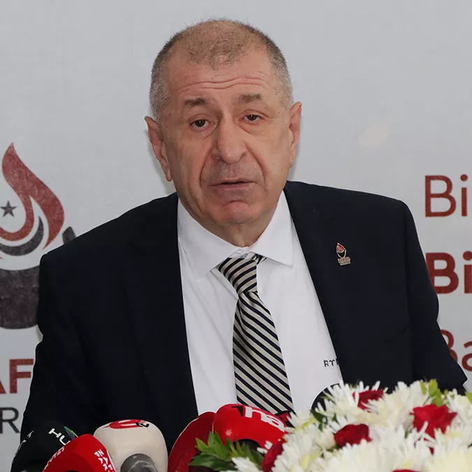 Zafer partisi genel başkanı ümit özdağ, chp genel başkanı kemal kılıçdaroğlu'nu eleştirerek, "kemal kılıçdaroğlu, erdoğan'dan sonra en iyi ak partili'dir. Ak parti grubunda ne zaman rozet takacak merak ediyorum" dedi.
