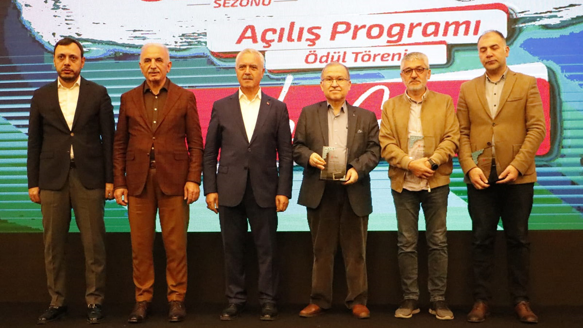 Ümraniye'de 2022-2023 kültür sanat sezonu düzenlenen "18. Geleneksel Hikaye, Şiir, Resim Yarışmaları" ödül töreniyle açtı.