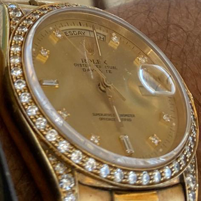 Ünlü modacı Melisa Naz Özmen'in Kadıköy'de bulunan evine giren 2 hırsız, evdeki çelik kasayı ve mücevherleri alarak kayıplara karıştı.