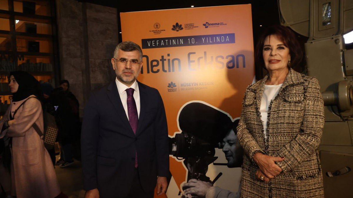 Sultanbeyli Belediyesi, 2’nci Sultanbeyli Uluslararası Kısa Film Yarışması kapsamında ‘Vefatının 10. Yılında Metin Erksan’ konulu panel düzenledi. Paneldeki konuşmacılar sanatçı Hülya Koçyiğit ve Prof. Dr. Şükrü Sim, usta yönetmeni anlattı.