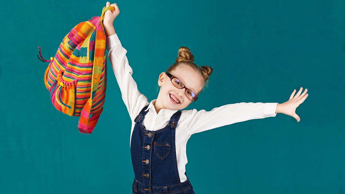 Çocuklarda okul çantası seçiminde marka ve şekilden çok işlevsel ve hafif olanları tercih etmek gerektiğini söyleyen Prof. Dr. Gökhan Meriç, ideal okul çantasının nasıl olması gerektiğini anlattı.