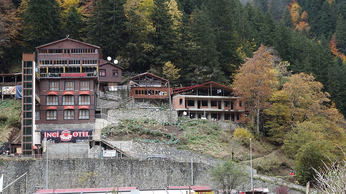 Trabzon’da Çevre, Şehircilik ve İklim Değişikliği Bakanlığı’nca Uzungöl'de kentsel dönüşüm çalışması başlatıldı.