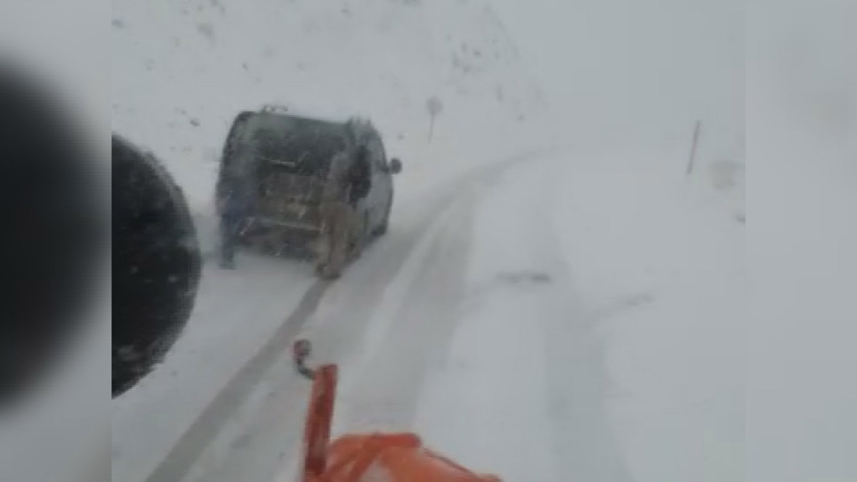 Van-Bahçesaray karayolunda kar