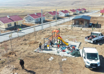 75 depremzedeye konutları teslim edildi
