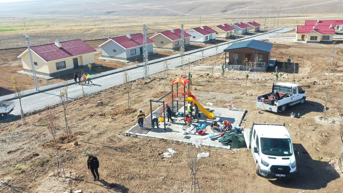 75 depremzedeye konutları teslim edildi