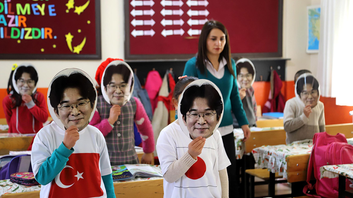 Van'da yaşayan tarım danışmanı Dünya Karakuş, kentte 9 kasım 2011 yılında meydana gelen 5.6 büyüklüğündeki depremde, otel enkazında kalarak yaşamını yitiren Japon yardım gönüllüsü Dr. Atsushi Miyazaki'yi unutmadı.