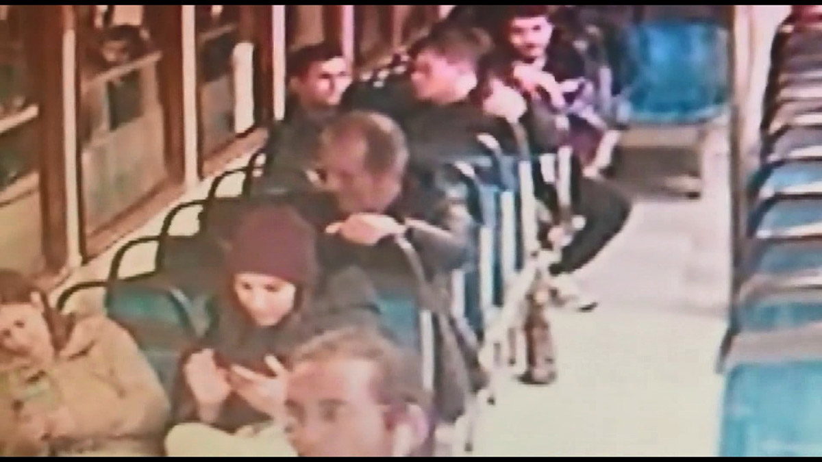 Çantadan cüzdan çalan şüpheli kamerada