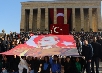 Binlerce kişi Anıtkabir'i ziyaret etti